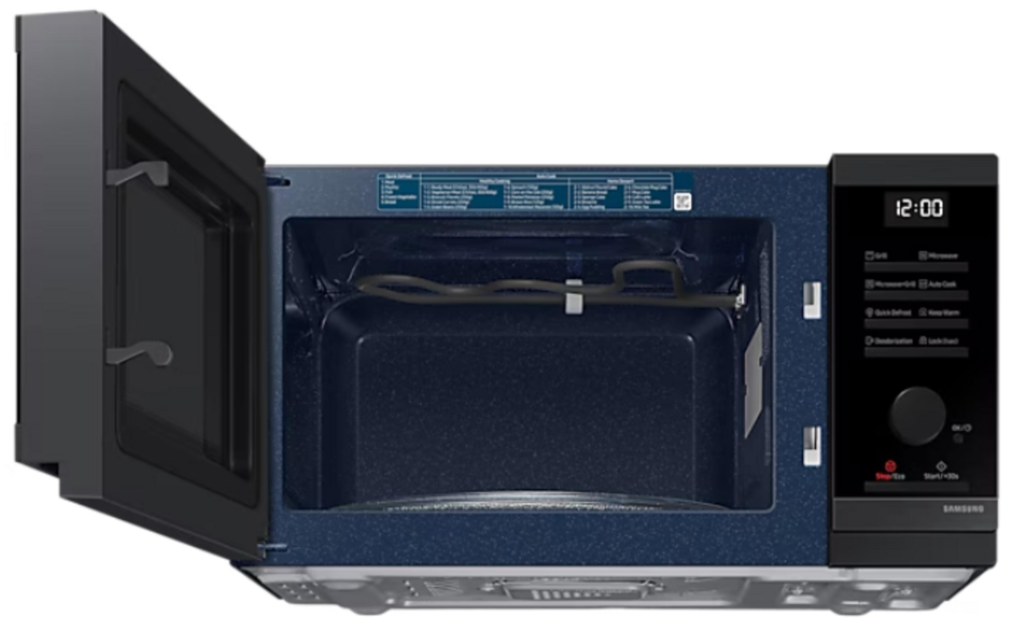 Forno a microonde aperto con interno blu e display digitale.