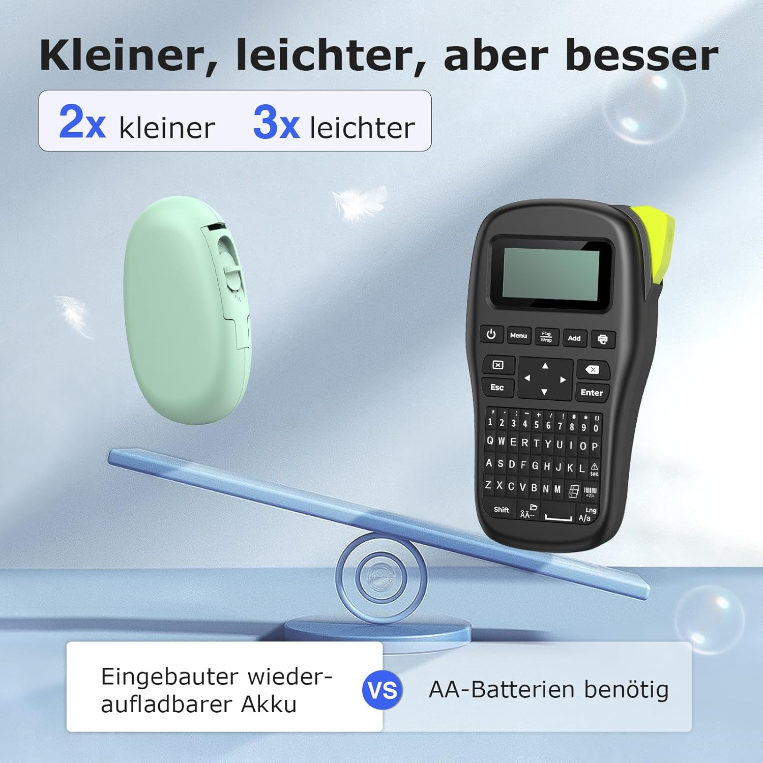 Ein grünes Gerät und ein schwarzer Drucker auf einer Waage. Akku vs. Batterien.