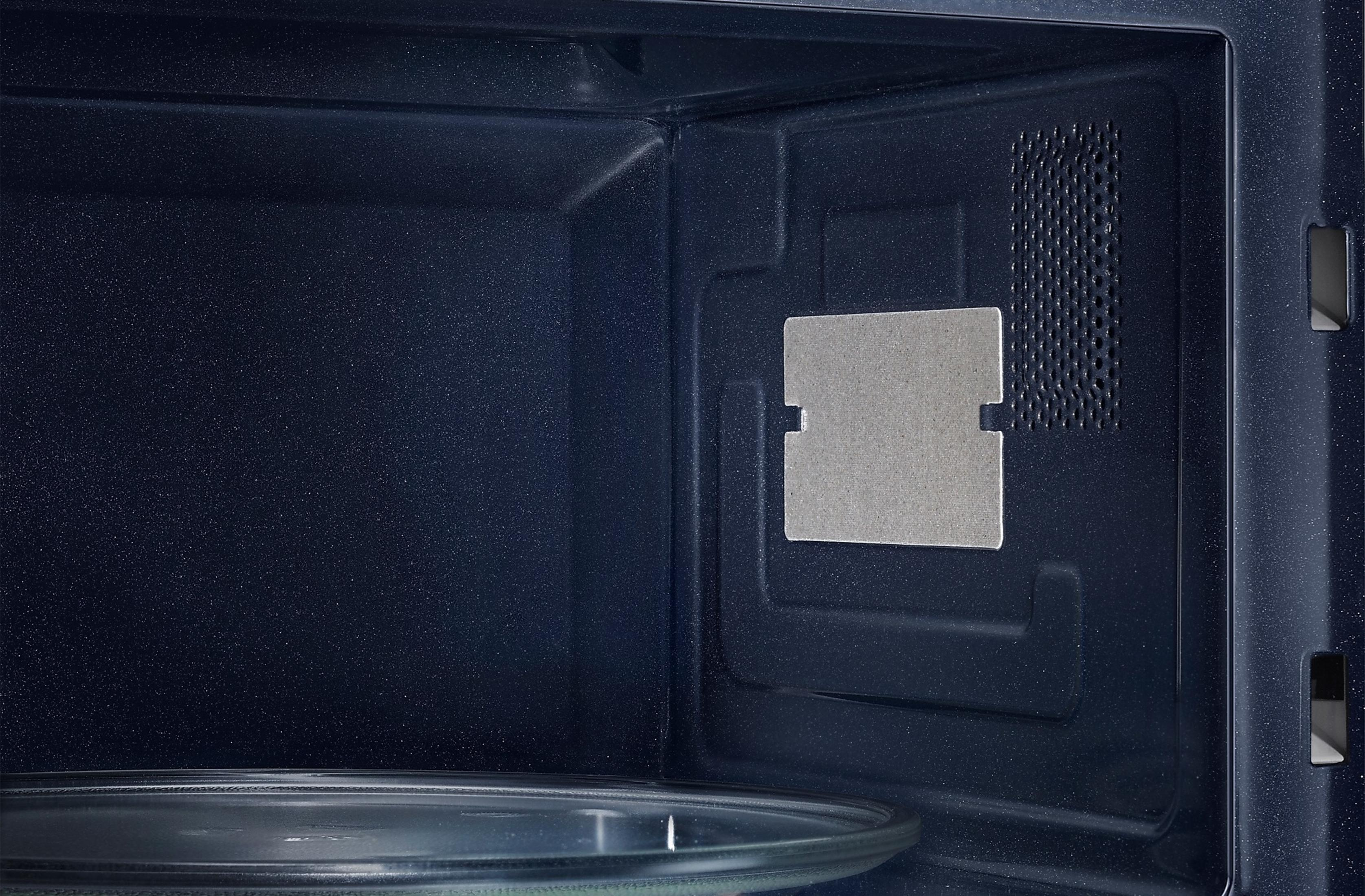 Interno di un microonde blu scuro, con piatto girevole in vetro e griglia.