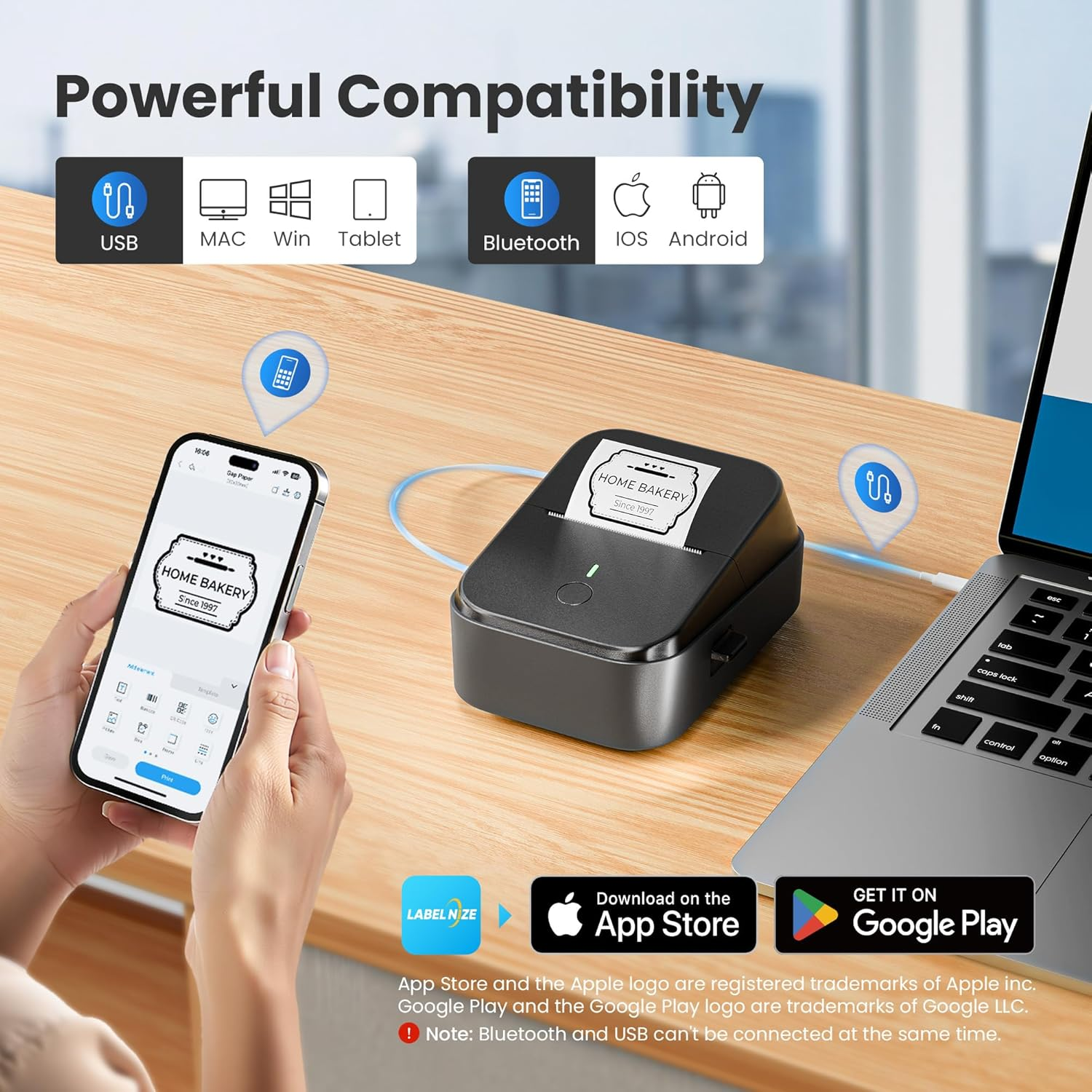 Ein Smartphone zeigt eine Etikettendrucker-App. Ein Drucker verbindet sich per USB mit einem Laptop.