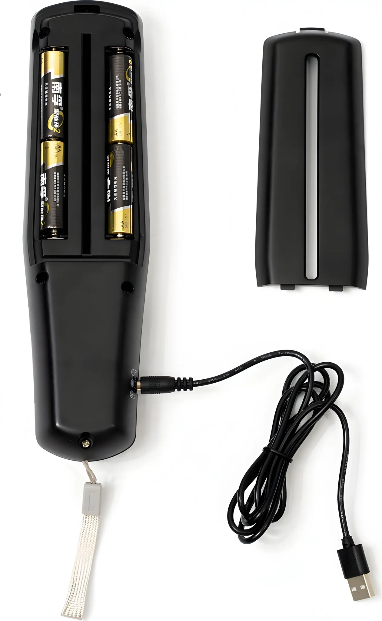 Schwarzes Gerät mit Batterien, abnehmbarer Abdeckung und Ladekabel.