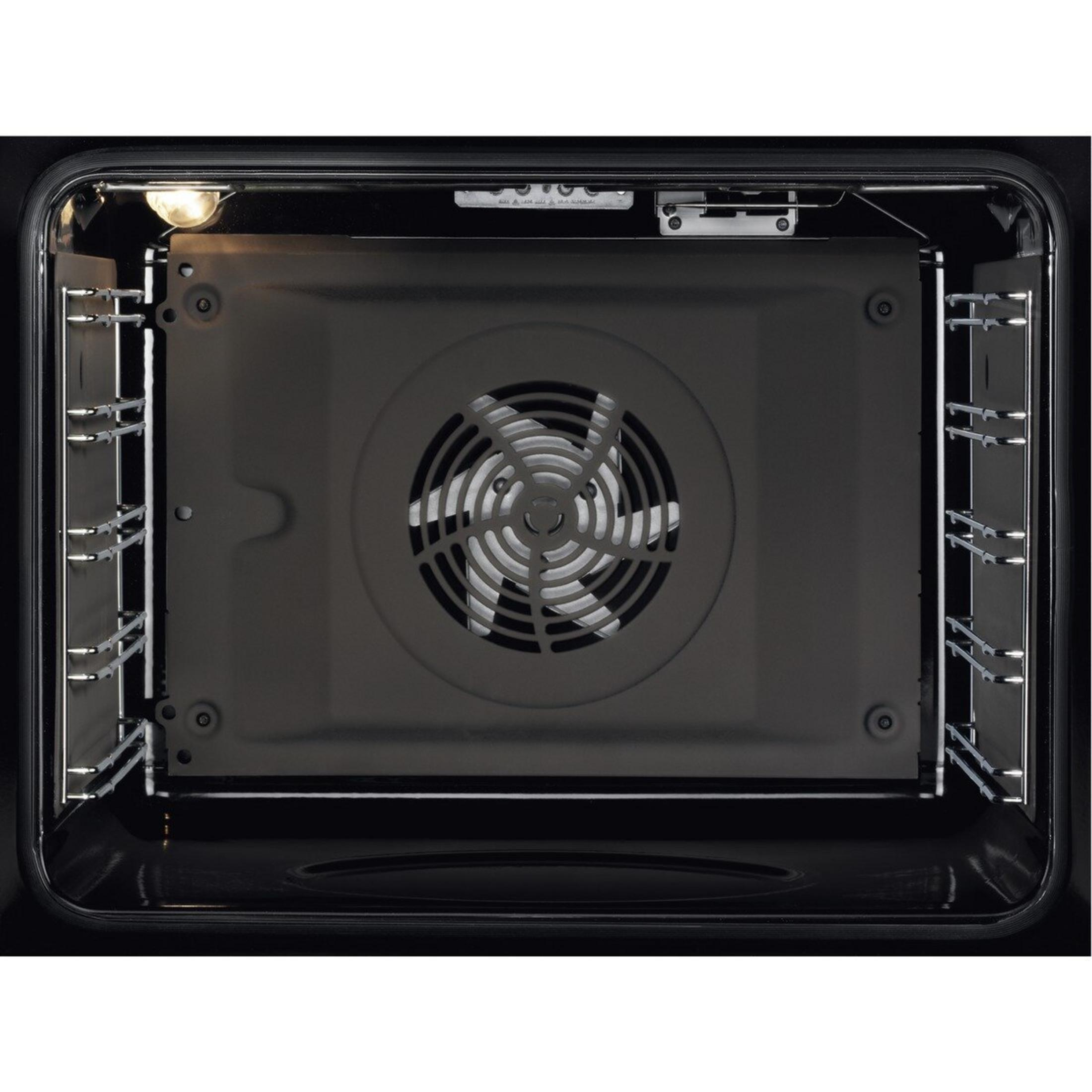 Interno di un forno con ventola e luce. Guide per teglie sui lati.