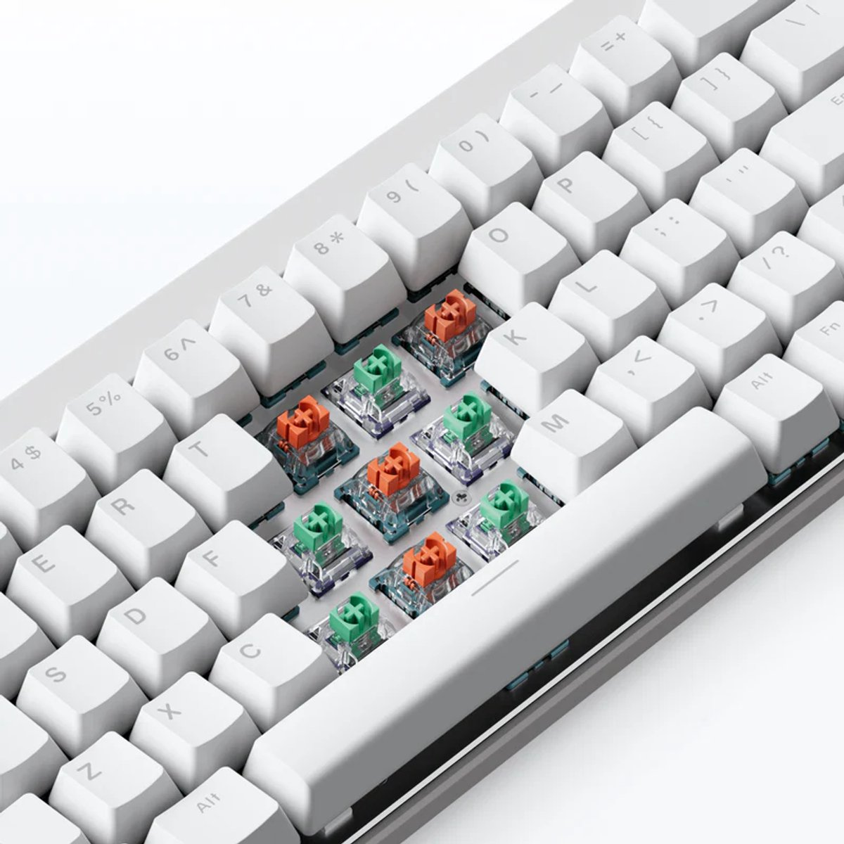 Wit toetsenbord met zichtbare groene en oranje mechanische switches.