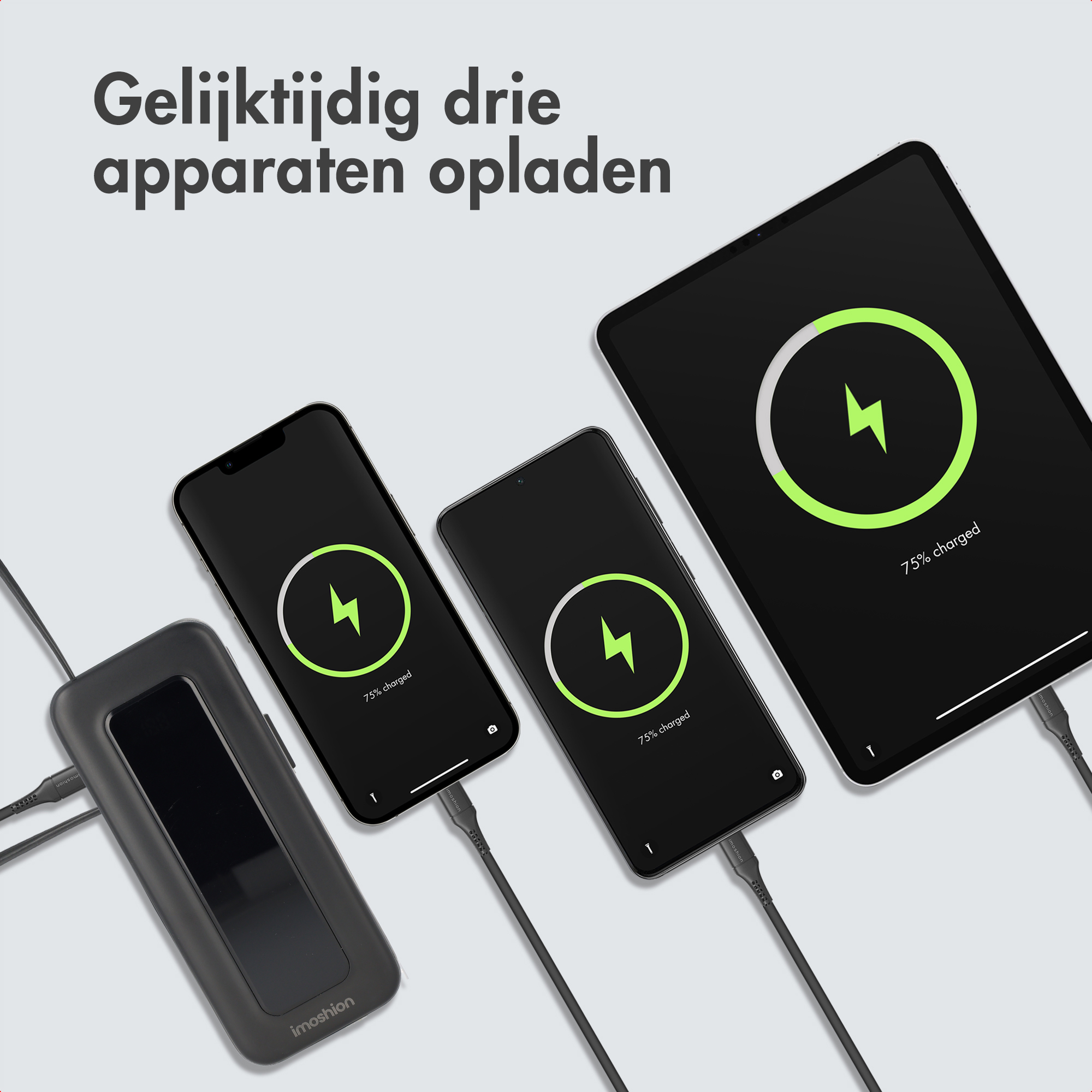 Trois appareils se chargeant simultanément : un chargeur noir, deux smartphones et une tablette.