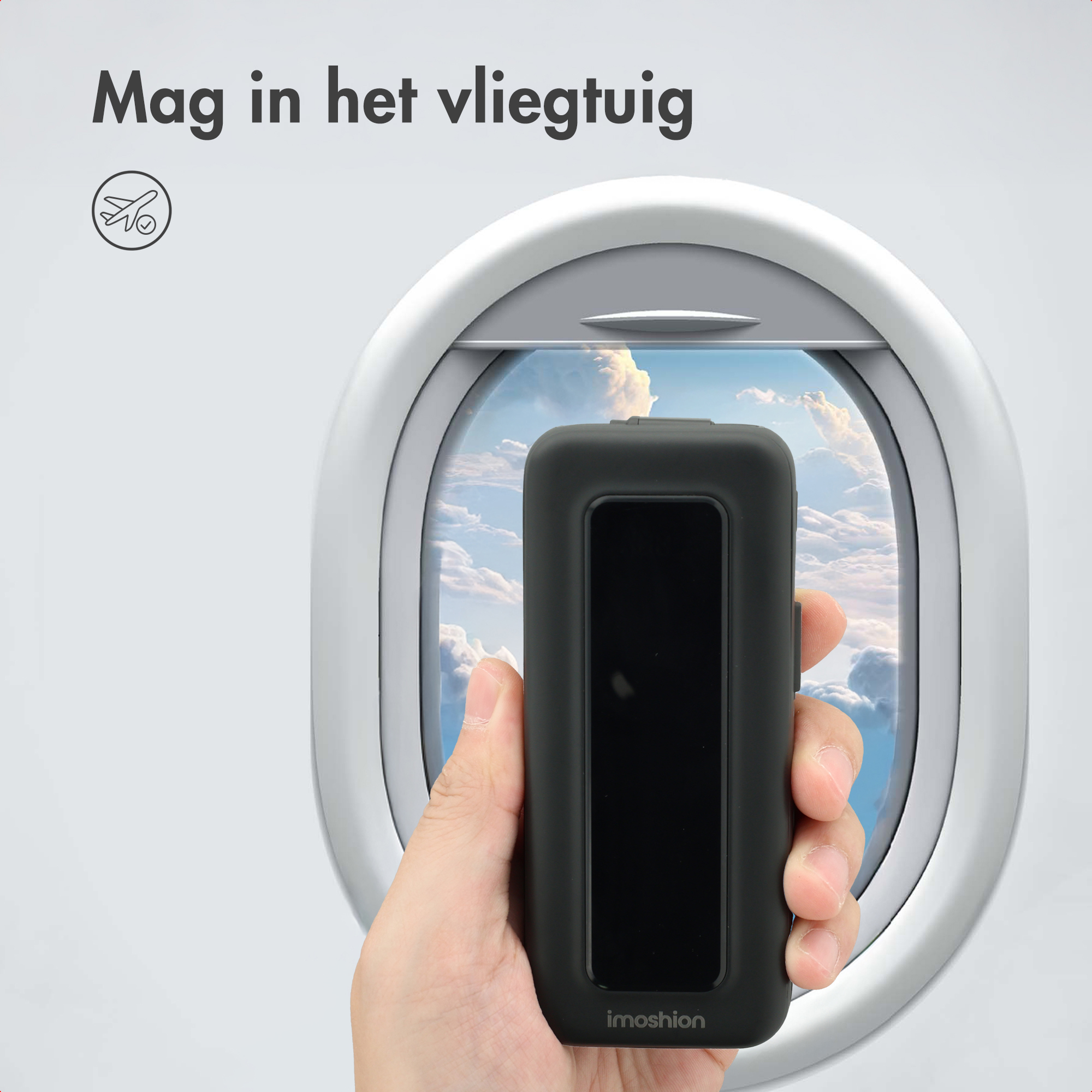 Une main tient un appareil noir devant un hublot d'avion avec des nuages.