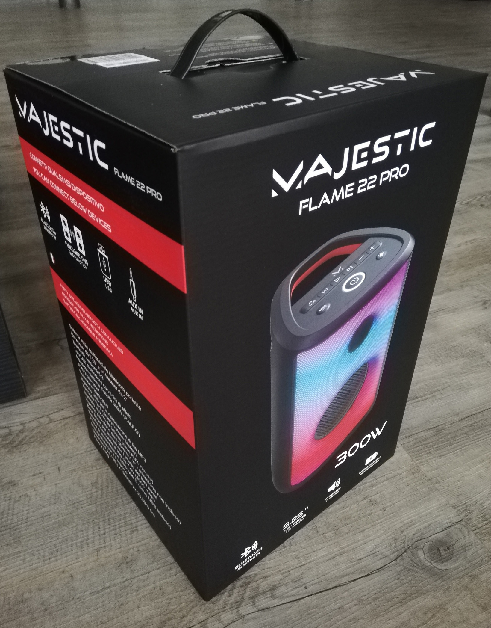 Czarne pudełko z głośnikiem Majestic Flame 22 Pro. Efekty świetlne.