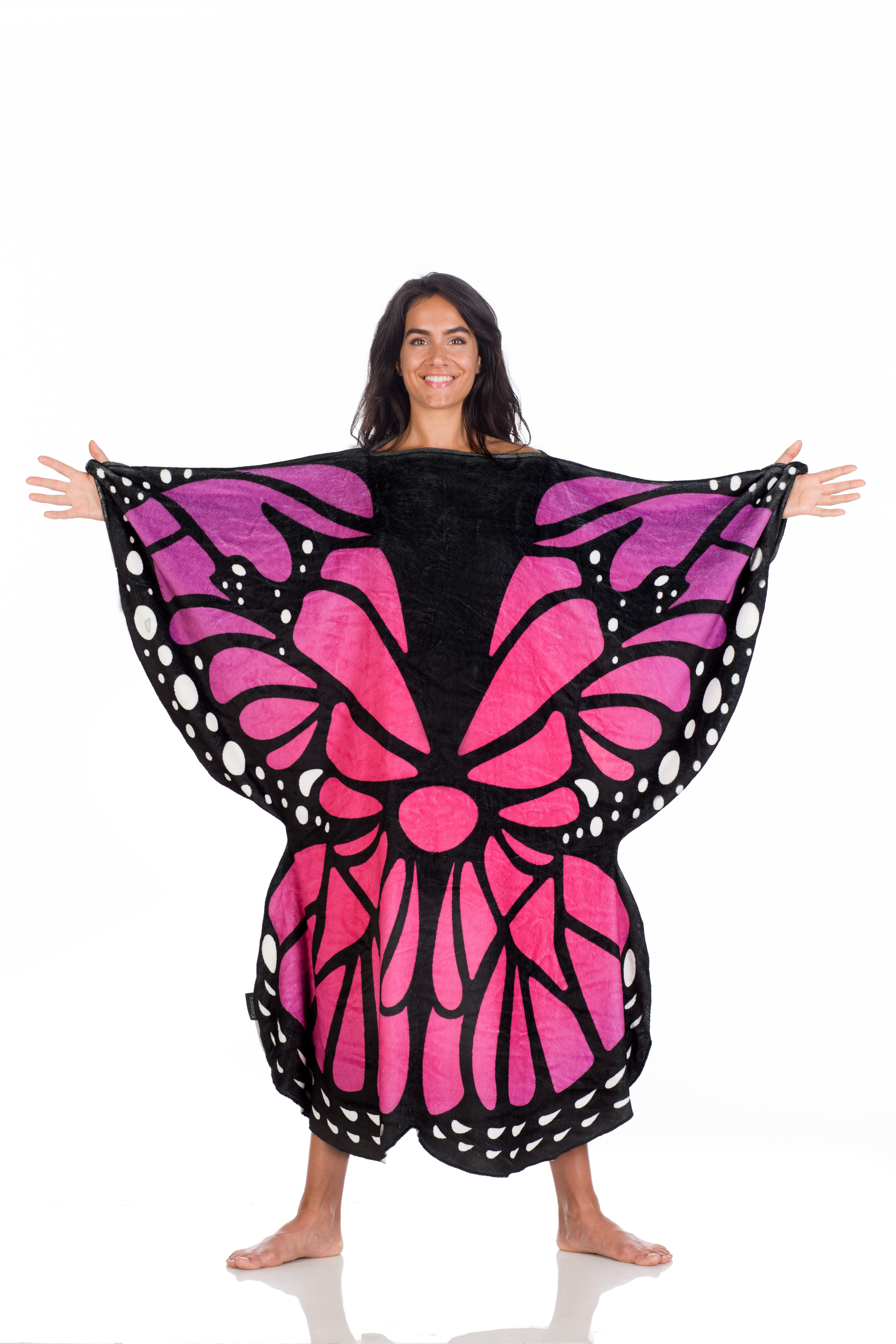 Donna con mantello ad ali di farfalla rosa e viola con accenti neri.