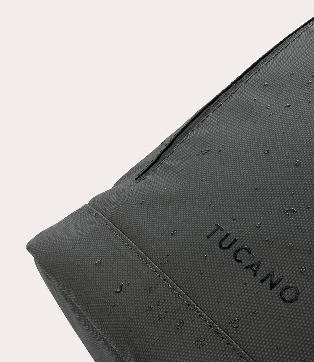 Zaino grigio scuro con gocce d'acqua e logo Tucano.