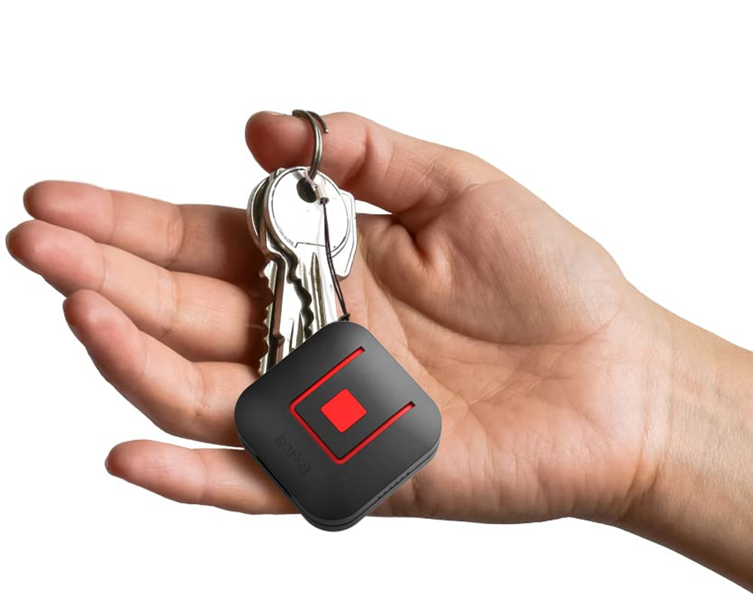 Una mano tiene chiavi con un piccolo tracker nero.