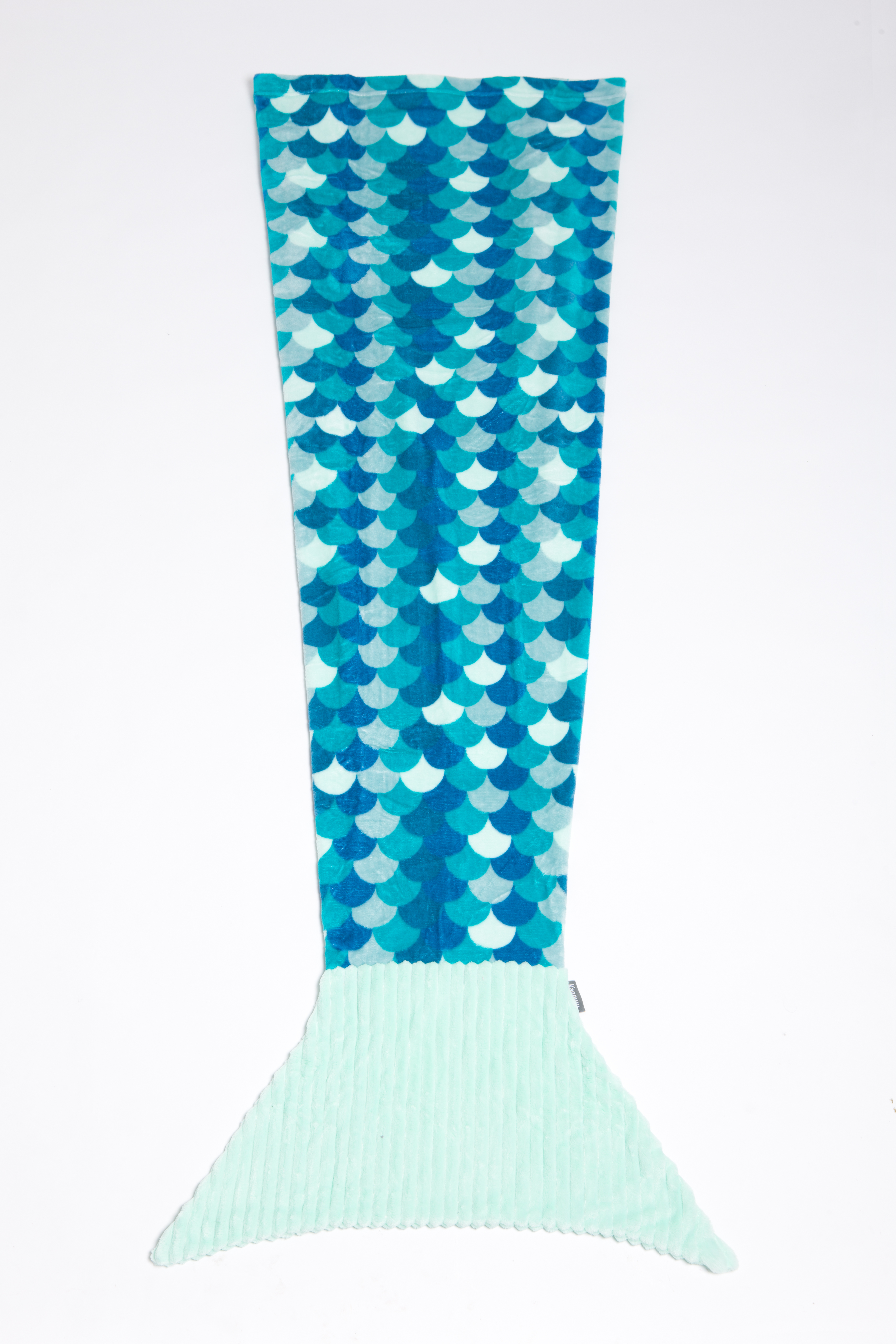 Una coperta a coda di sirena blu e turchese con motivo a squame e una pinna verde menta.