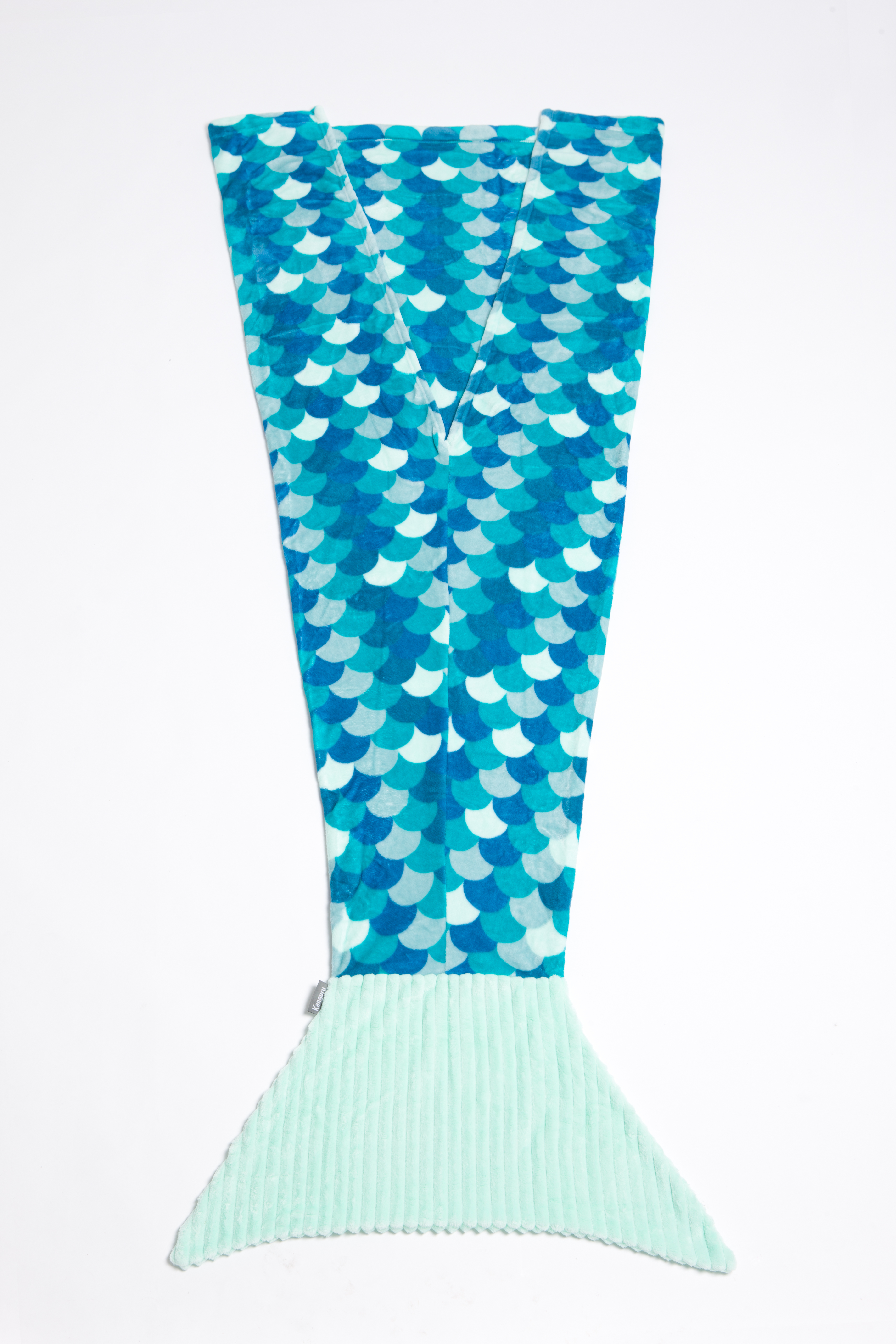 Una coperta a coda di sirena con scaglie blu e estremità a pinna verde chiaro.