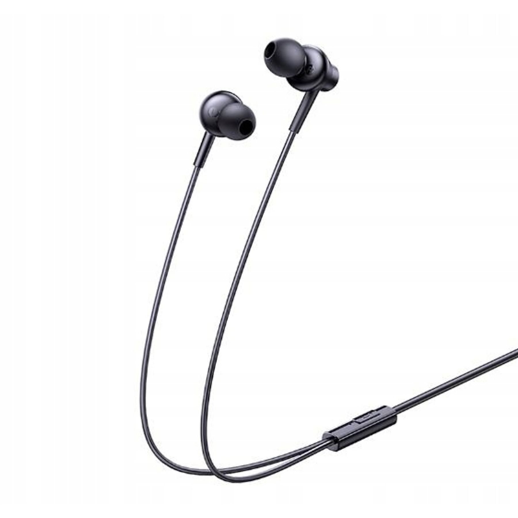 Écouteurs intra-auriculaires noirs filaires avec télécommande sur fond blanc.