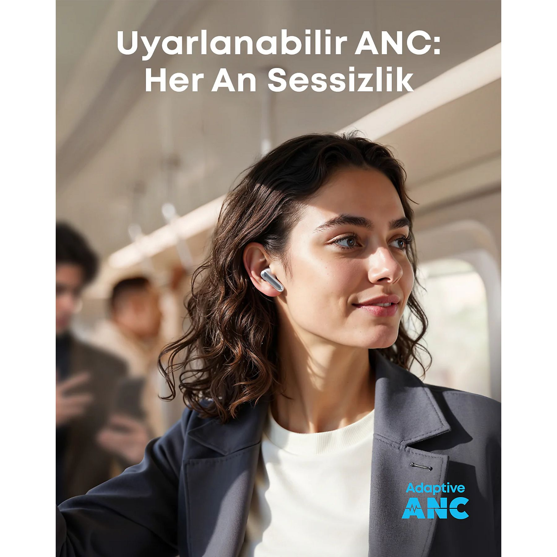 Frau im Zug mit Ohrhörern, die nach vorne schaut. Adaptive ANC Logo.
