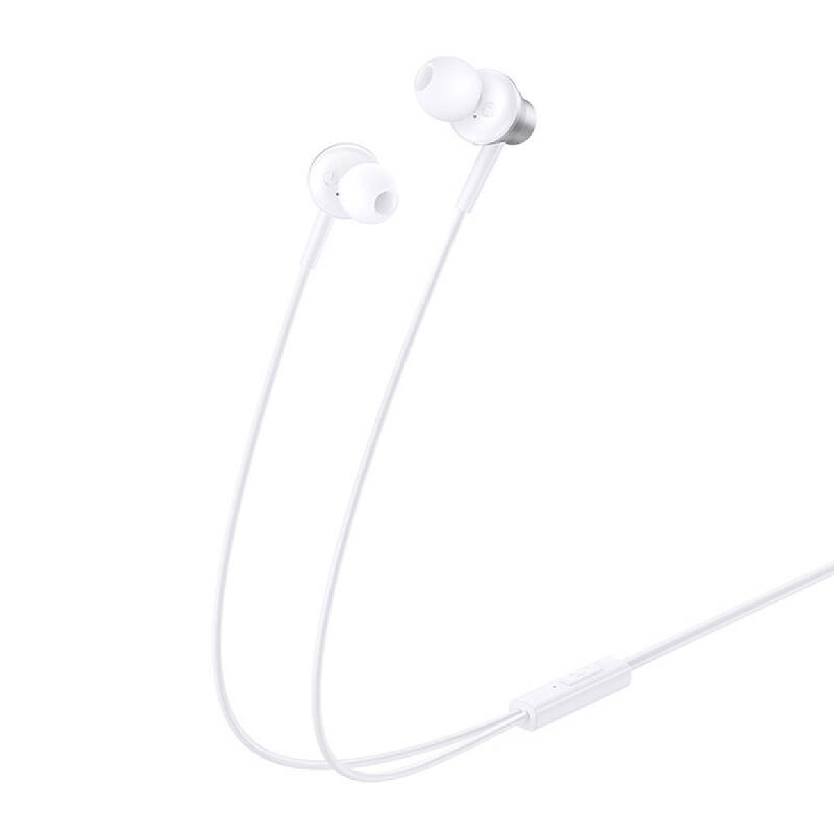 Witte in-ear oordopjes met kabel en afstandsbediening op witte achtergrond.