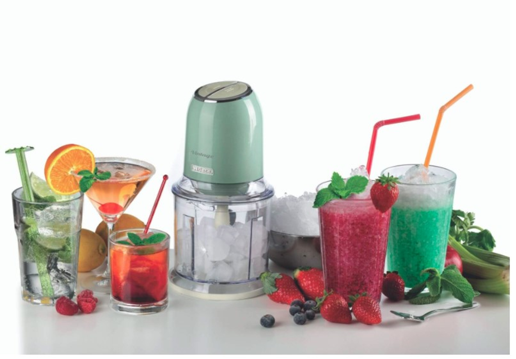 Buzlu yeşil blender, kokteyl ve meyvelerin yanında.