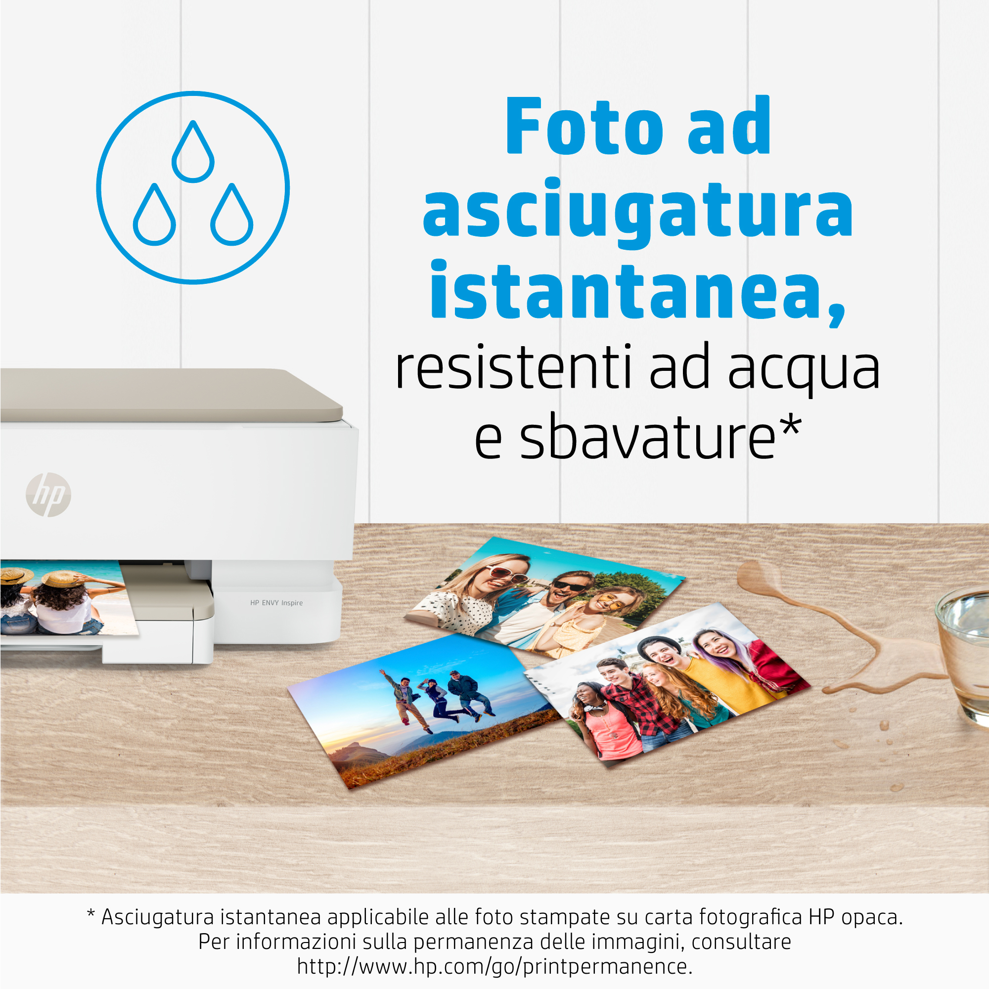 Una stampante HP stampa foto resistenti all'acqua e alle sbavature.