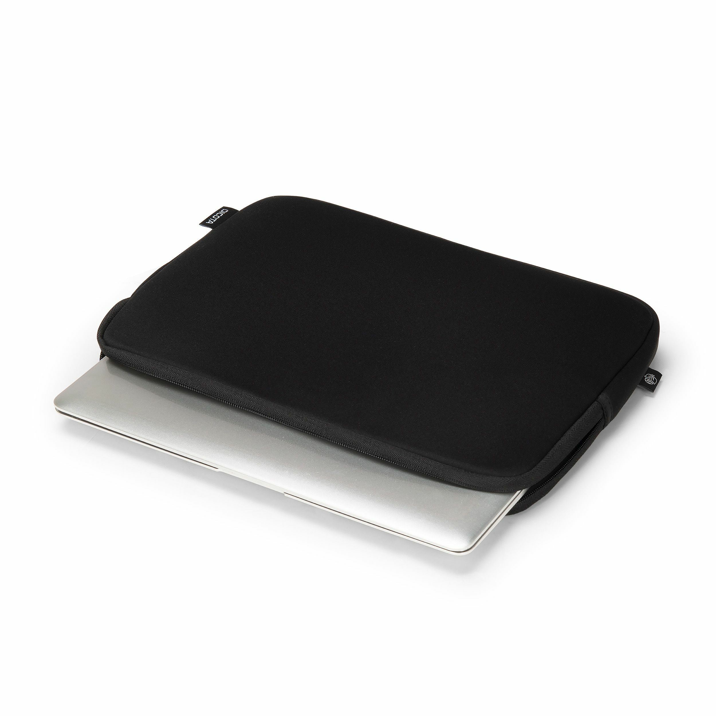 Un laptop argentato viene parzialmente inserito in una custodia nera.