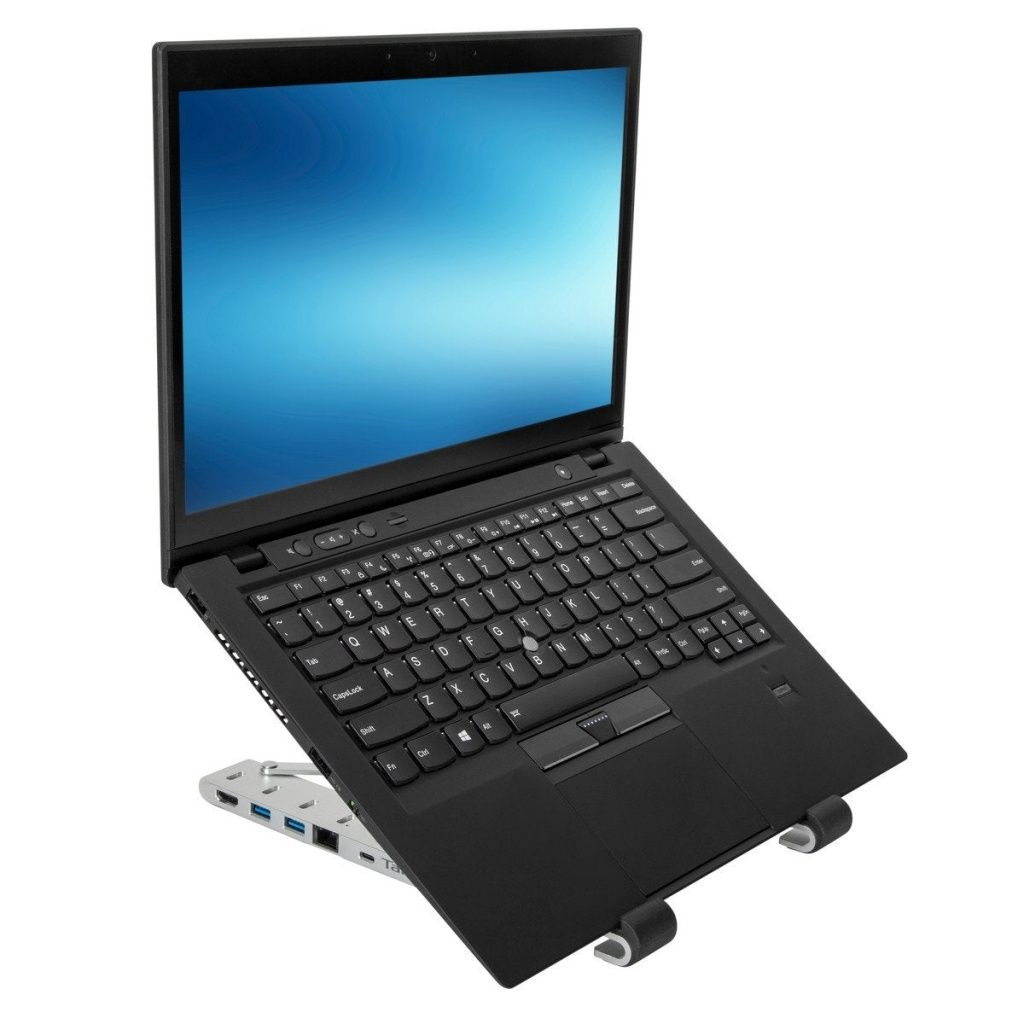 Un laptop nero è su un supporto argentato con porte.