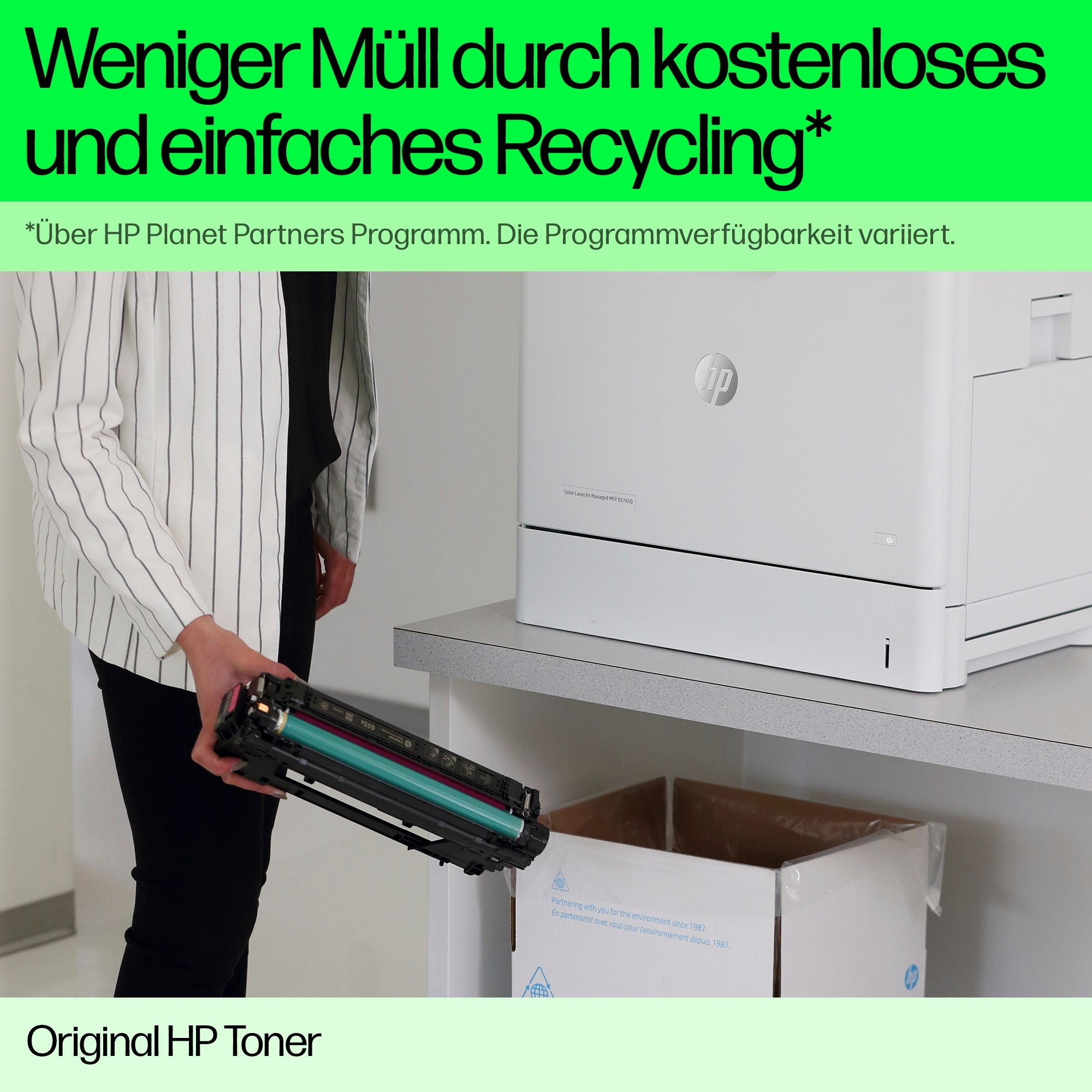 Osoba trzymająca toner HP obok białej drukarki i pudełka do recyklingu.