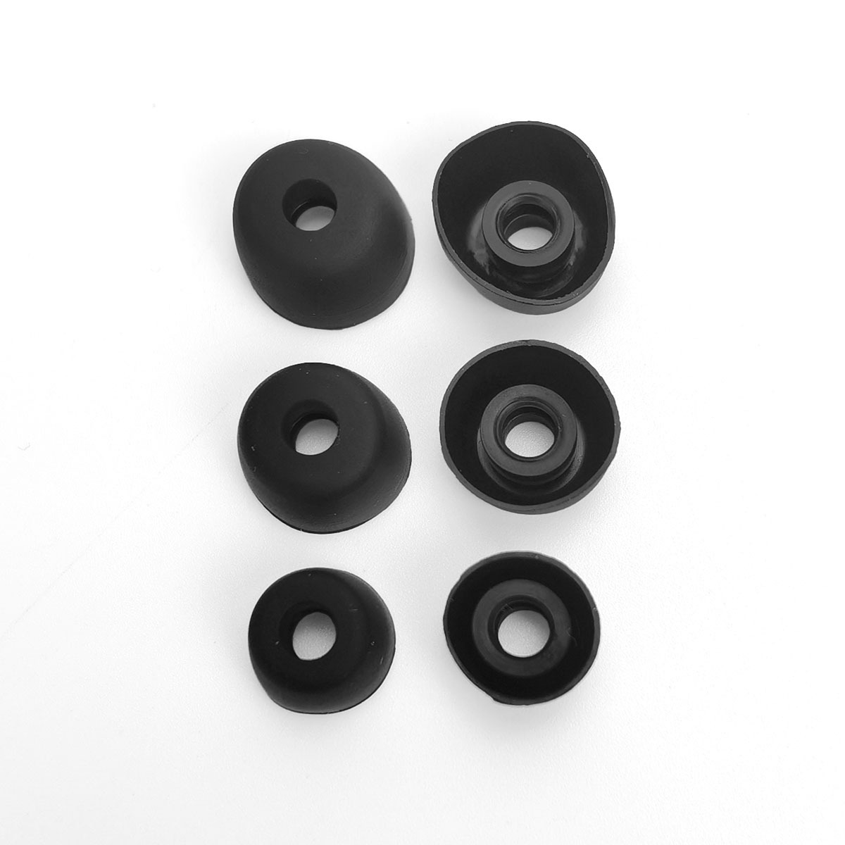 Sześć czarnych silikonowych wkładek do uszu, trzy rozmiary, po dwa.