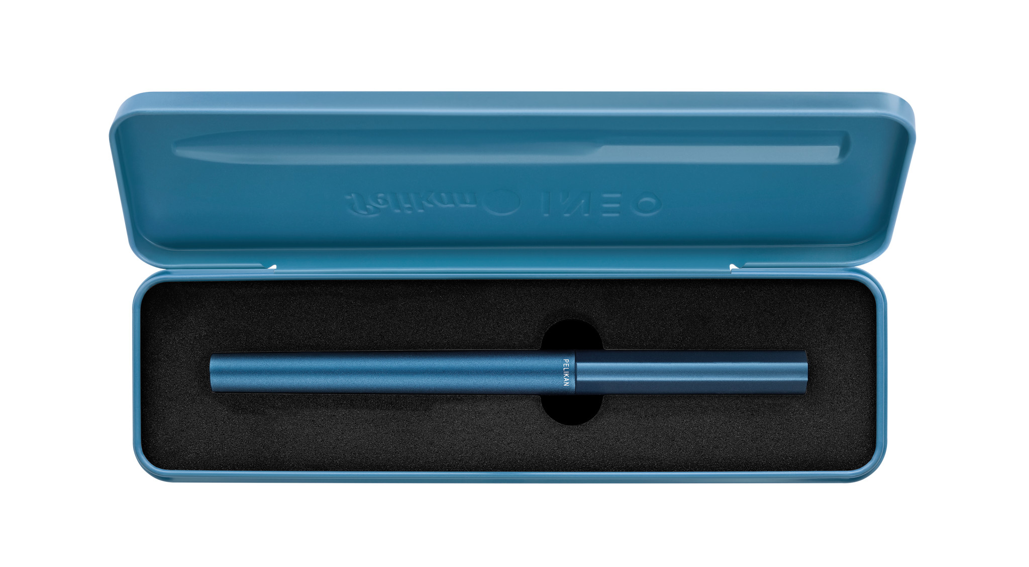 Una penna blu poggia in una custodia blu aperta su schiuma nera.