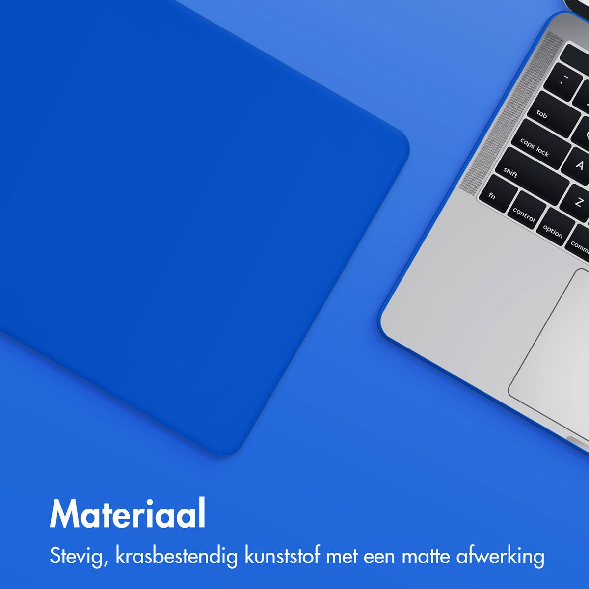 Un objeto de plástico azul junto a un teclado de portátil.