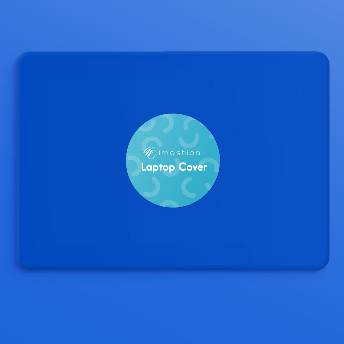 Una funda azul para portátil con un logo circular con texto.
