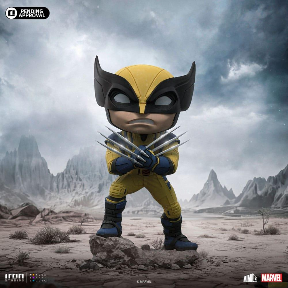 Wolverine chibi con artigli si erge in un paesaggio desertico sotto un cielo drammatico.