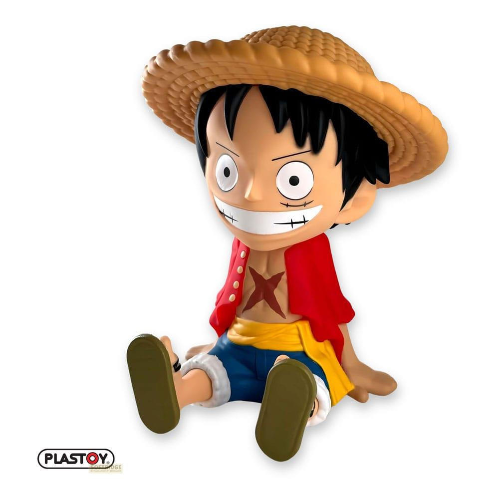 Una figura de Monkey D. Luffy con sombrero de paja, camisa roja y pantalones cortos.
