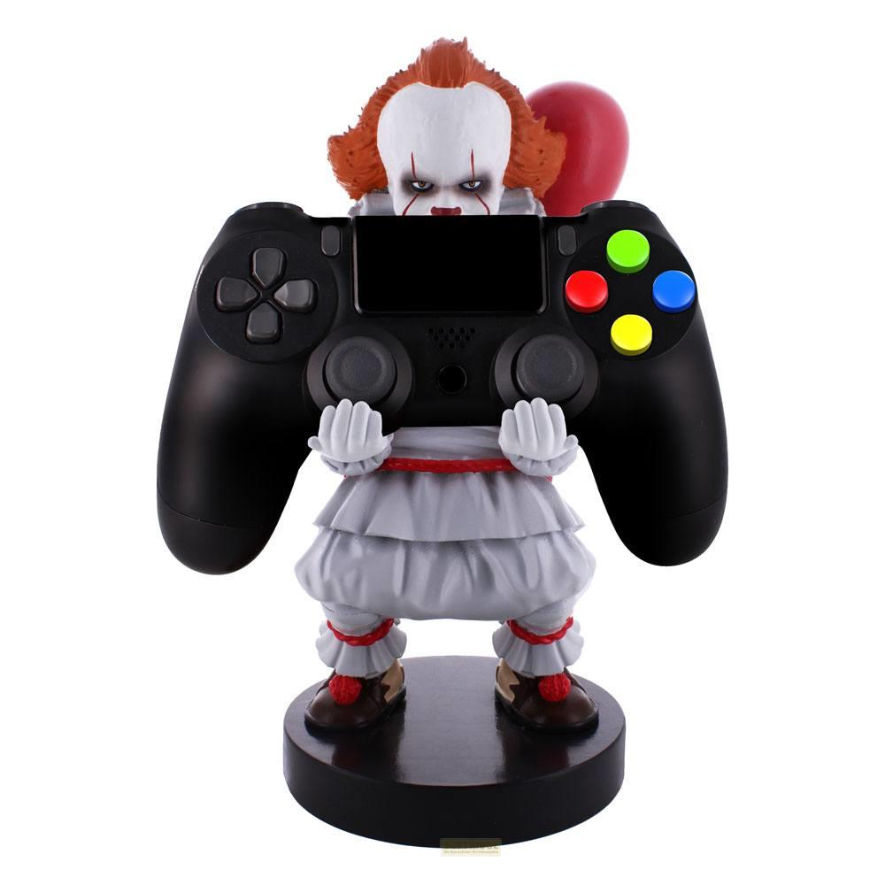 Eine Figur des Clowns Pennywise hält einen schwarzen Controller mit einem roten Ballon im Hintergrund.