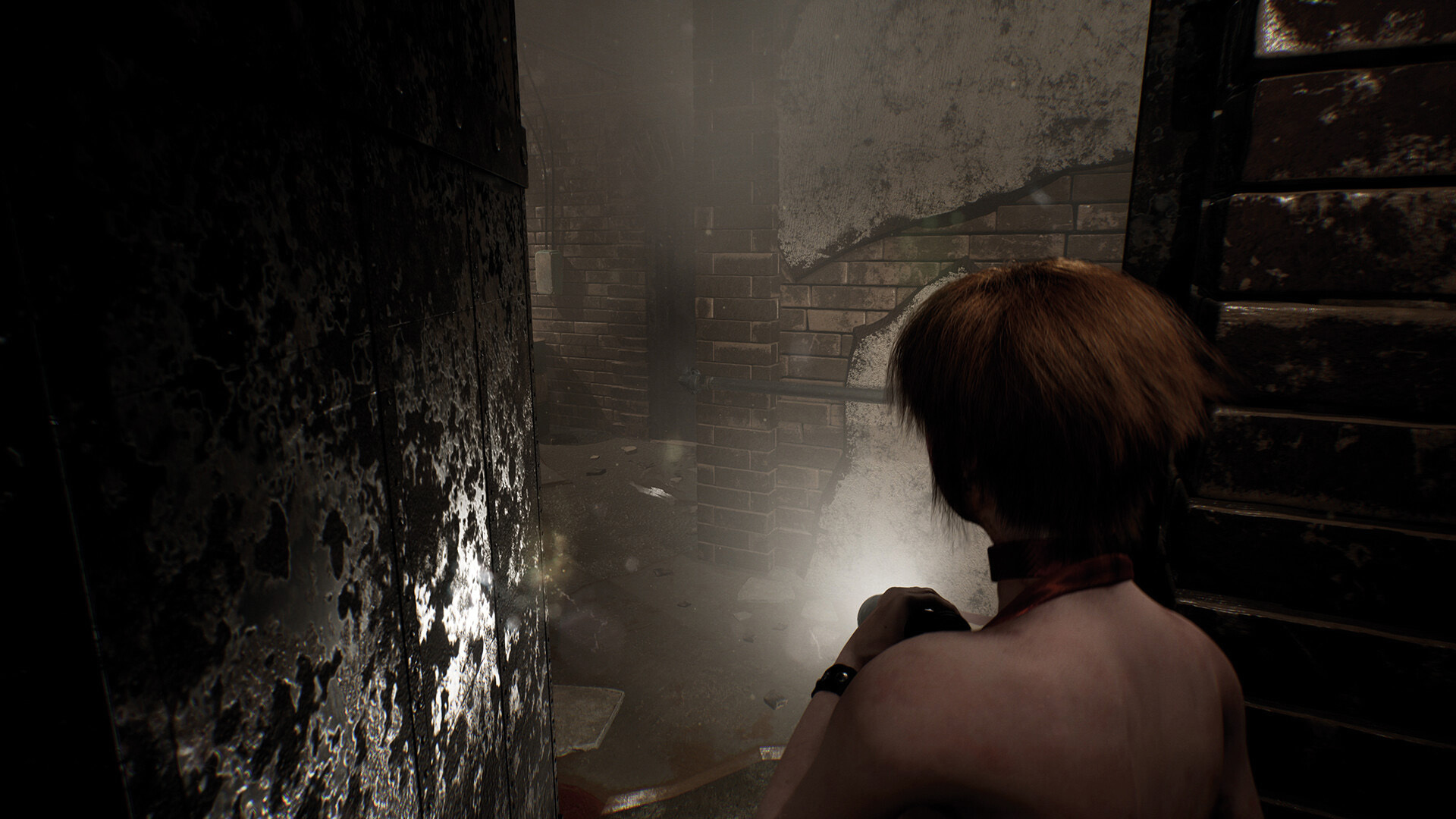 Kobieta z rudymi włosami oświetla latarką ciemny, brudny korytarz.