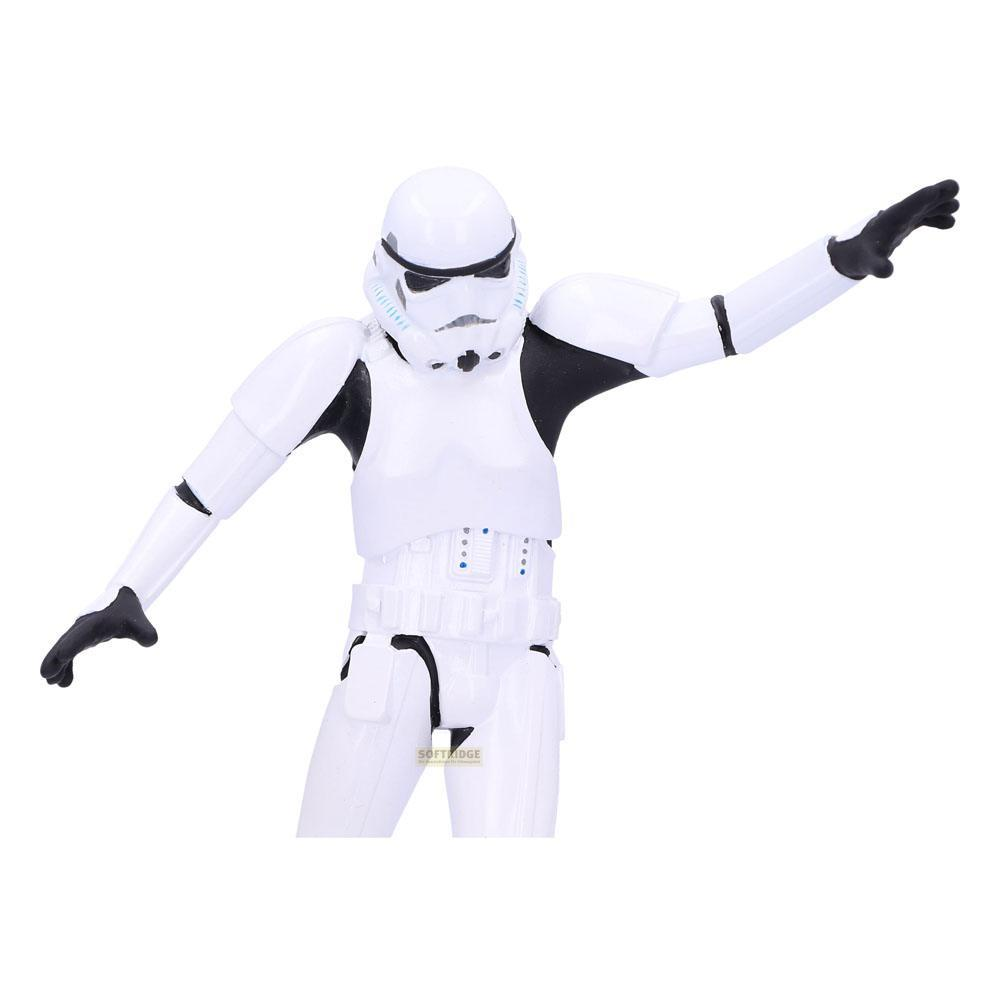 Een stormtrooper in wit pantser staat met opgeheven armen.