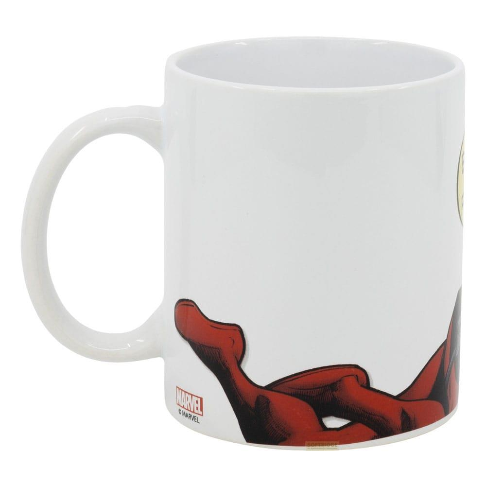 Taza blanca con logo de Marvel e ilustración roja de Spider-Man.