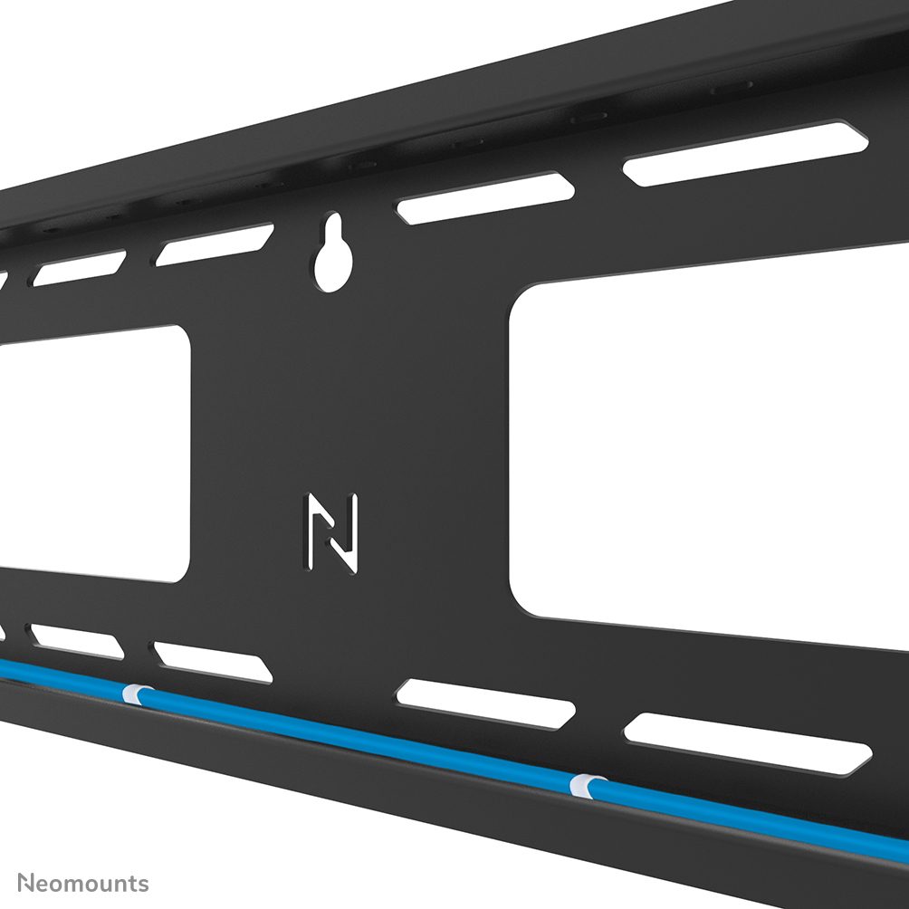 Supporto da parete nero con fessure e un cavo blu.