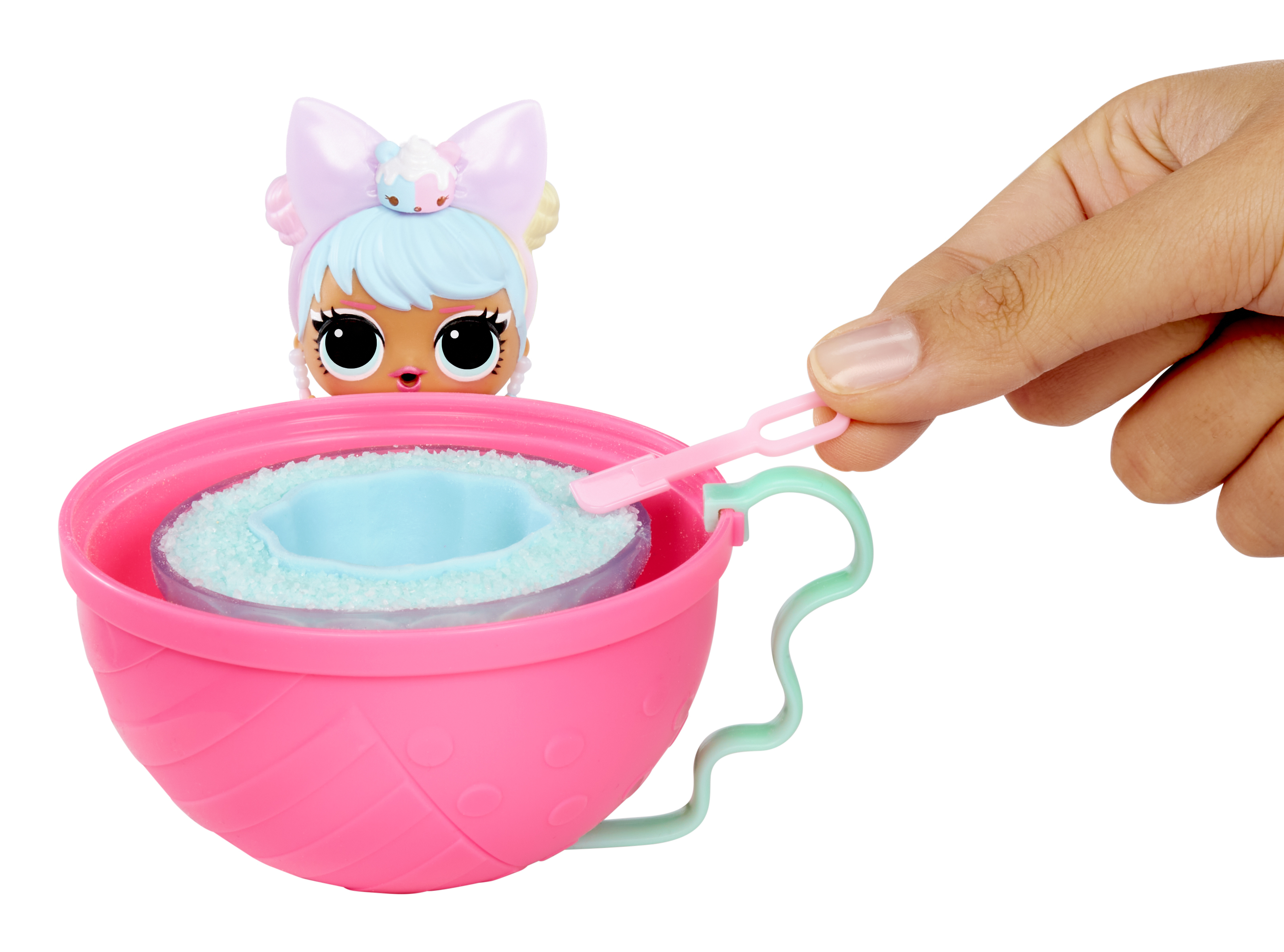 Una bambola con capelli blu in una tazza rosa con schiuma blu.