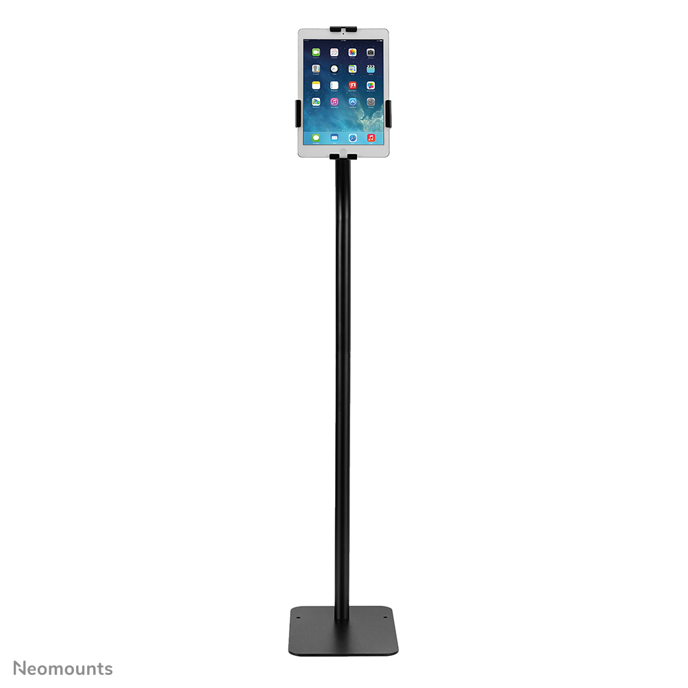 Une tablette sur un support noir sur fond blanc.