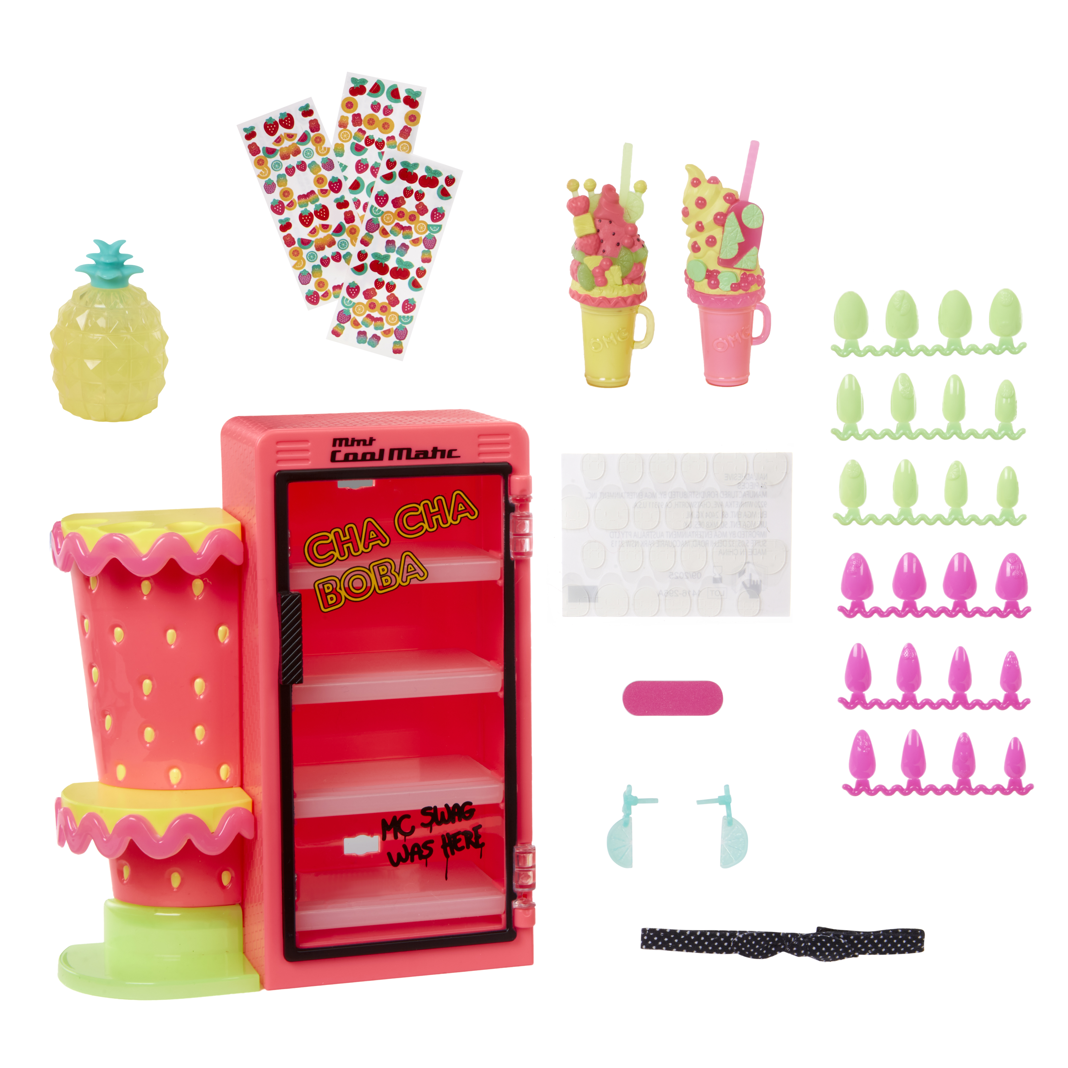 Un frigorifero rosa a tema fragola, ananas, bevande ghiacciate, adesivi e unghie.