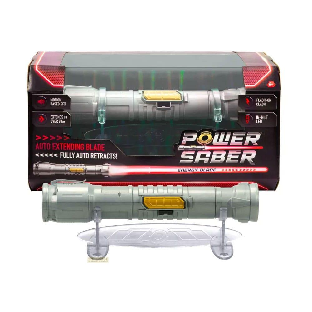 Un giocattolo Power Saber con lama rossa, esposto su un supporto. La sua confezione è sullo sfondo.