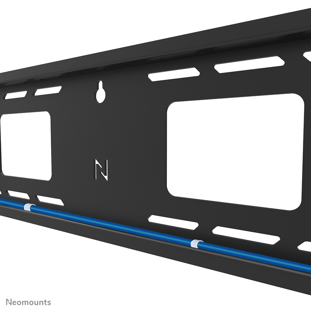 Supporto da parete nero con canalina blu e ritagli.