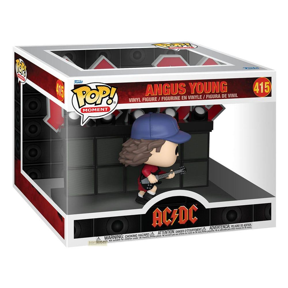 Action figure Funko Pop Angus Young davanti a muro di altoparlanti, logo AC/DC sotto.