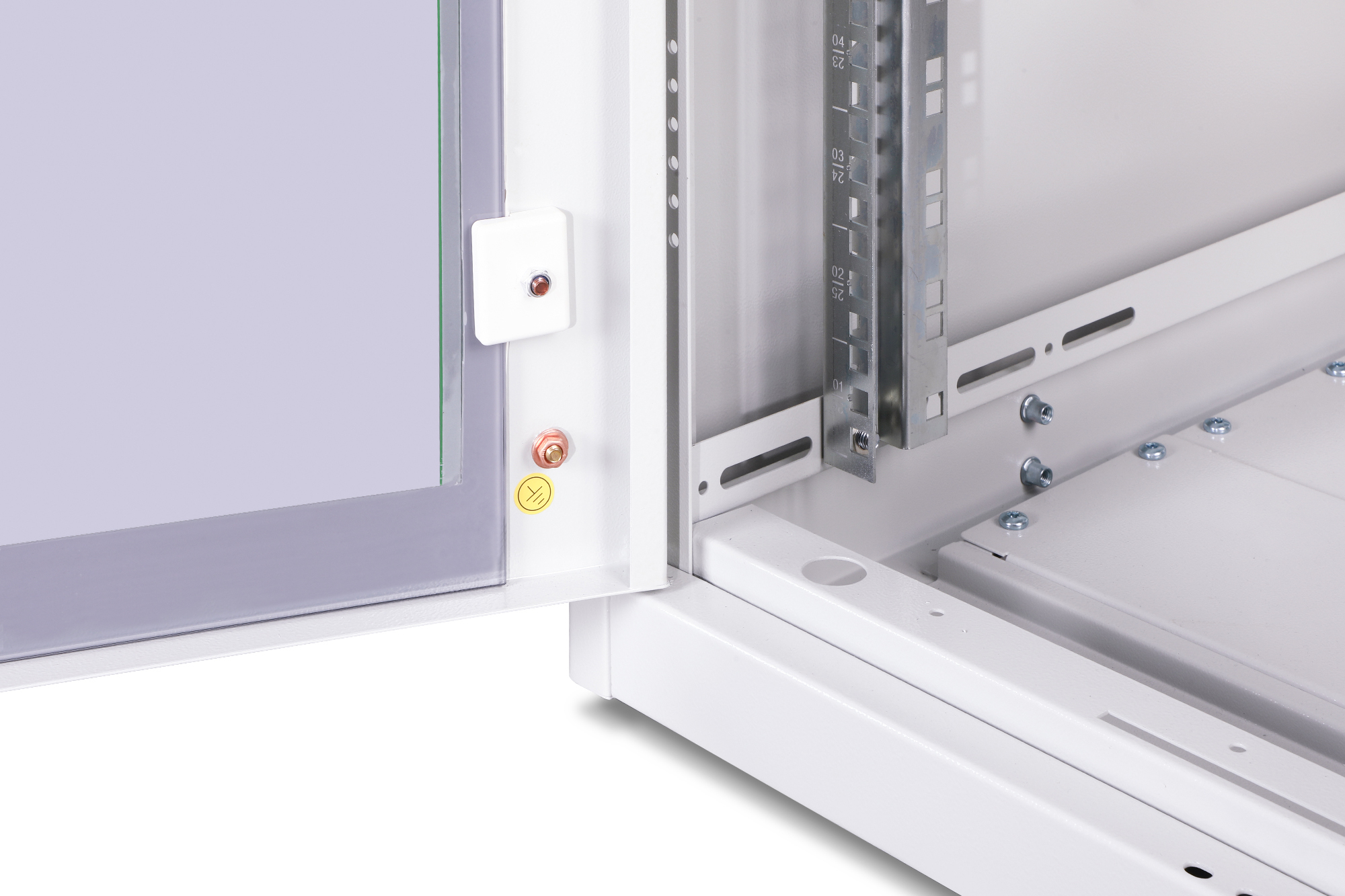 Un armadio metallico bianco aperto con guide di montaggio a rack e viti.