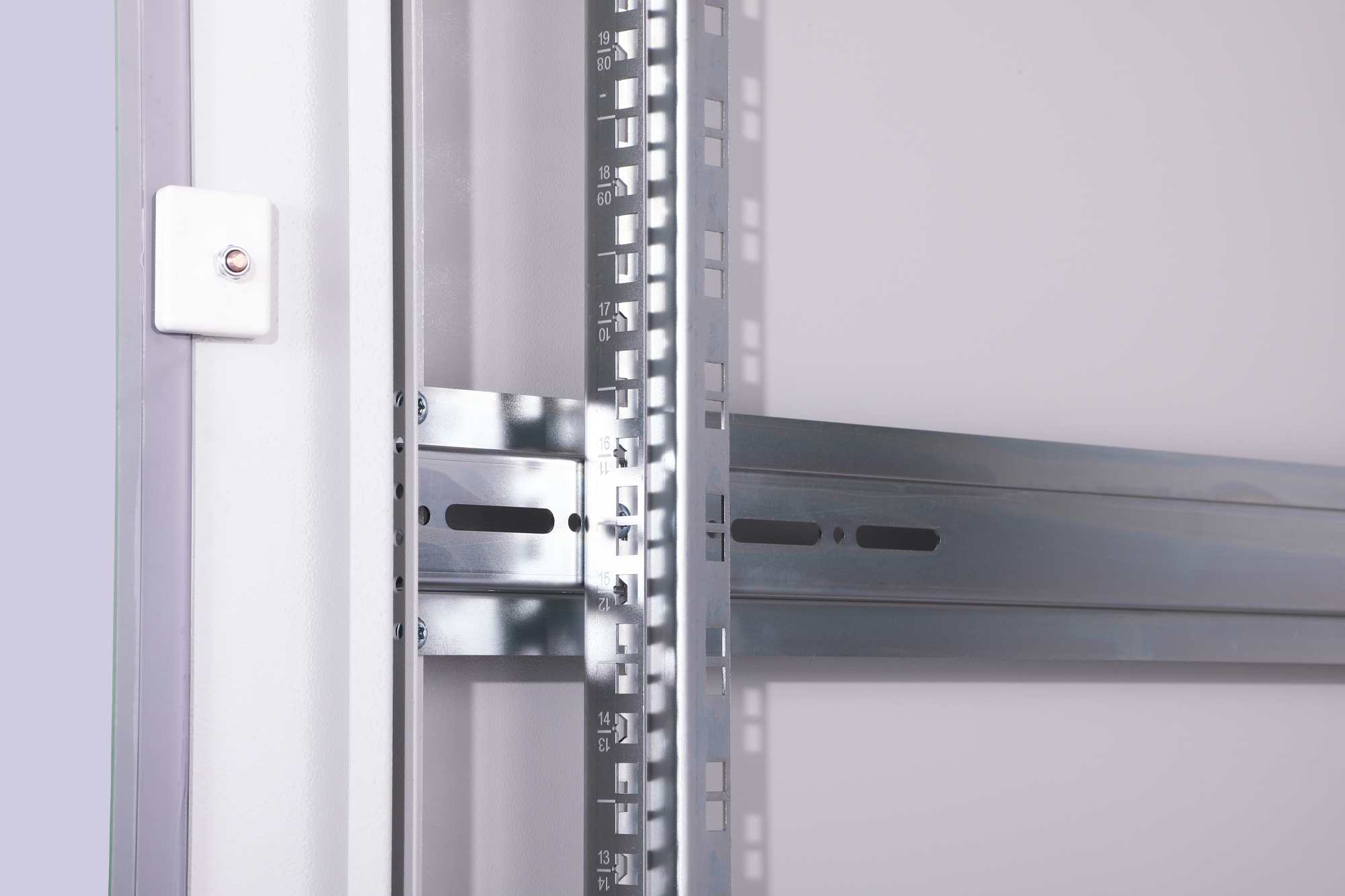 Interno di un armadio bianco con binari metallici e un pulsante.