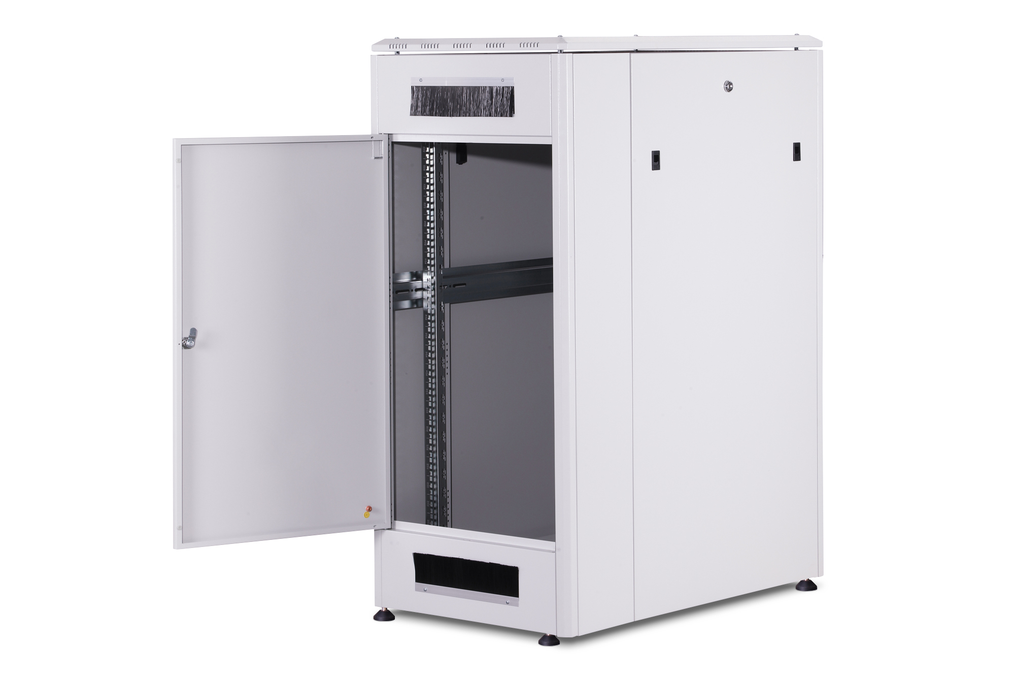 Un armadio rack per server bianco con la porta sinistra aperta, che mostra guide interne e una striscia a spazzola.