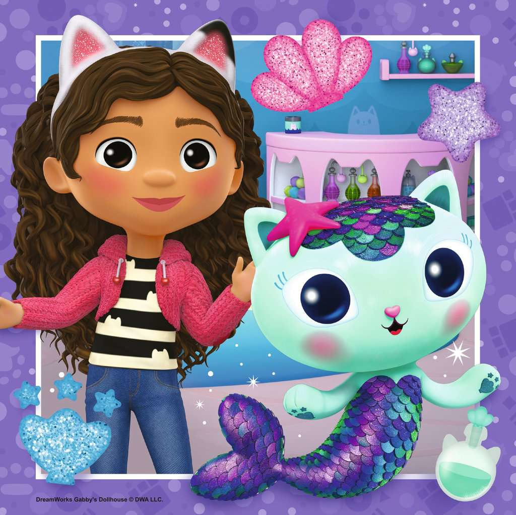 Bambina con orecchie da gatto e gatto sirena con coda di pesce vicino a mensola.