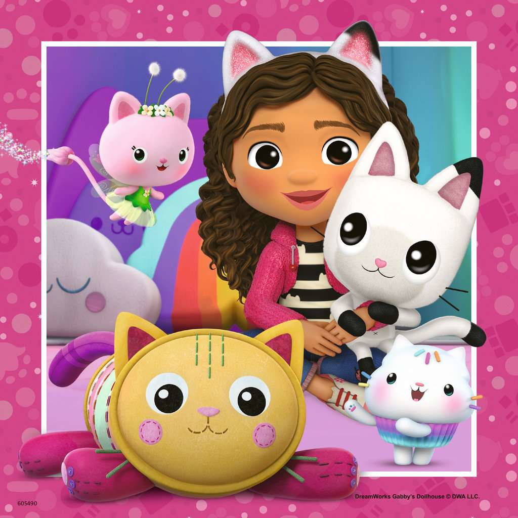 Bambina con orecchie da gatto tiene gatto bianco. Gatto fata rosa e gatti peluche vicini.