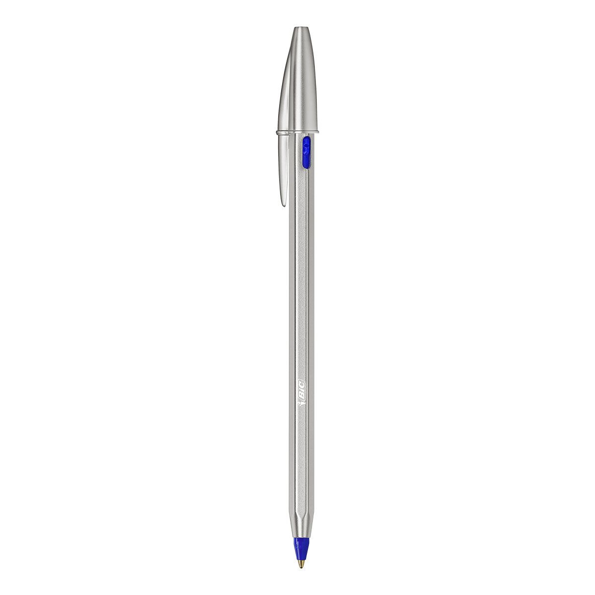 Una penna a sfera argentata con punta e clip blu su sfondo bianco.