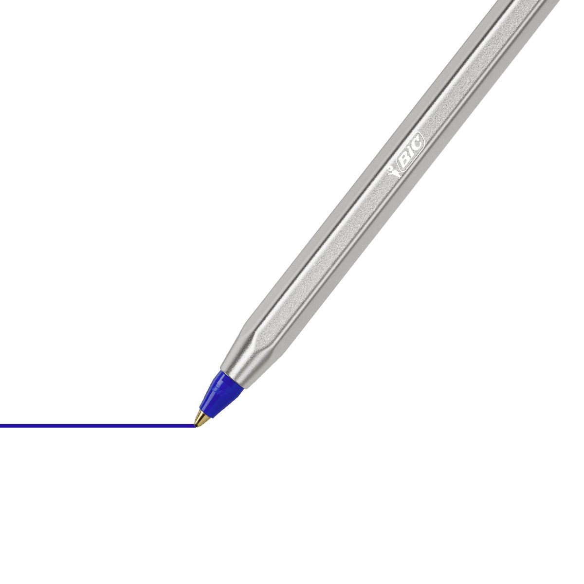 Una penna Bic argentata scrive una linea blu su sfondo bianco.