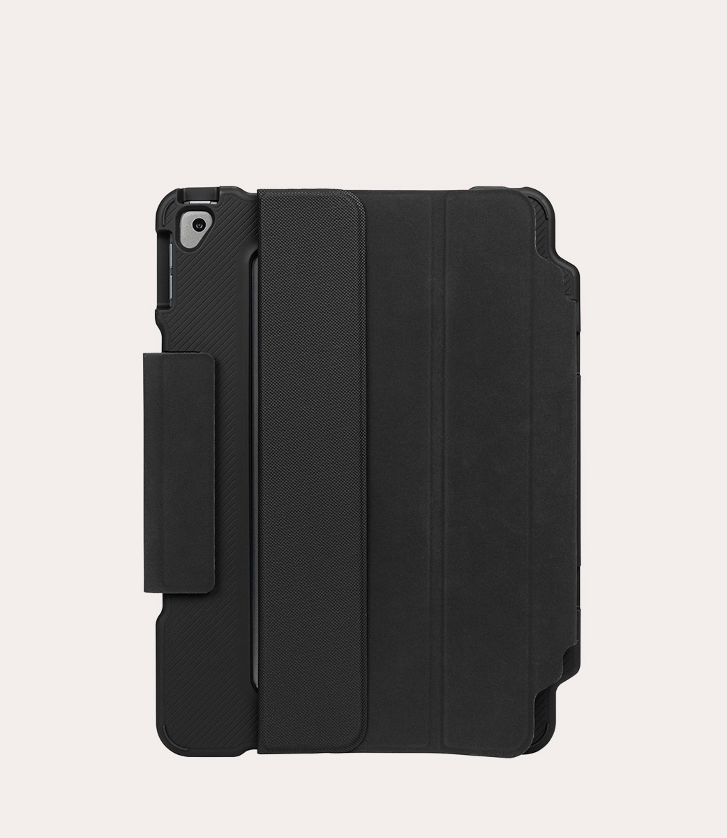 Custodia nera per tablet con copertina piegata e foro fotocamera.