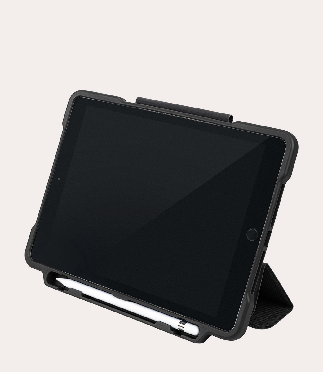 Tablet nero con portapenne e supporto, su sfondo chiaro.