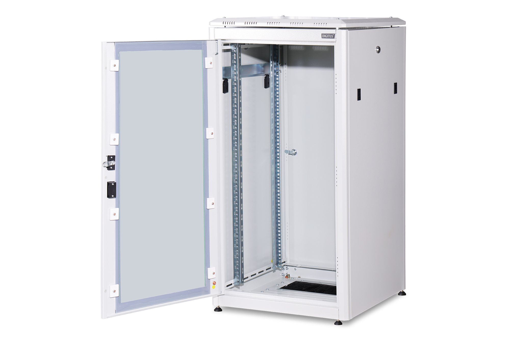Ein offener, heller Serverschrank mit einer Glastür und Rackschienen.